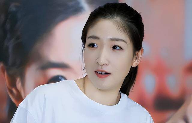 美女被扒掉胸揉大乳挤奶